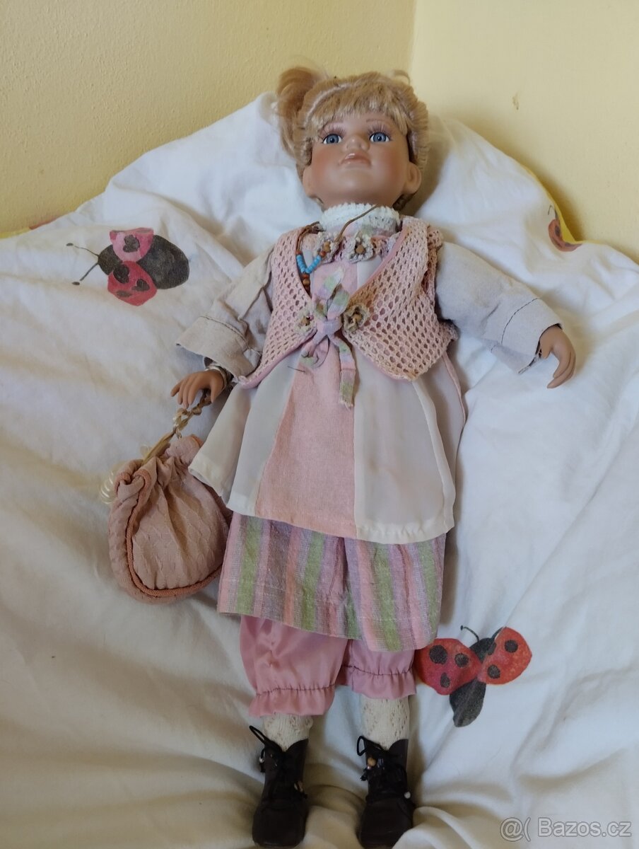 Značená porcelánová panenka