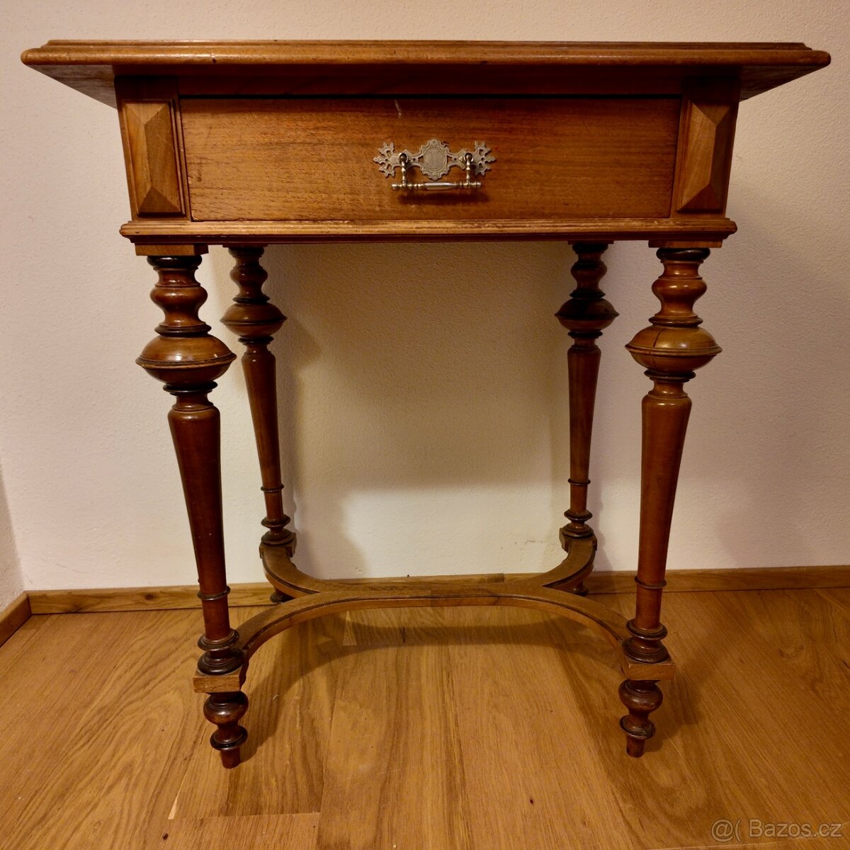 Starožitný švýcarský stolek z masivního dřeva