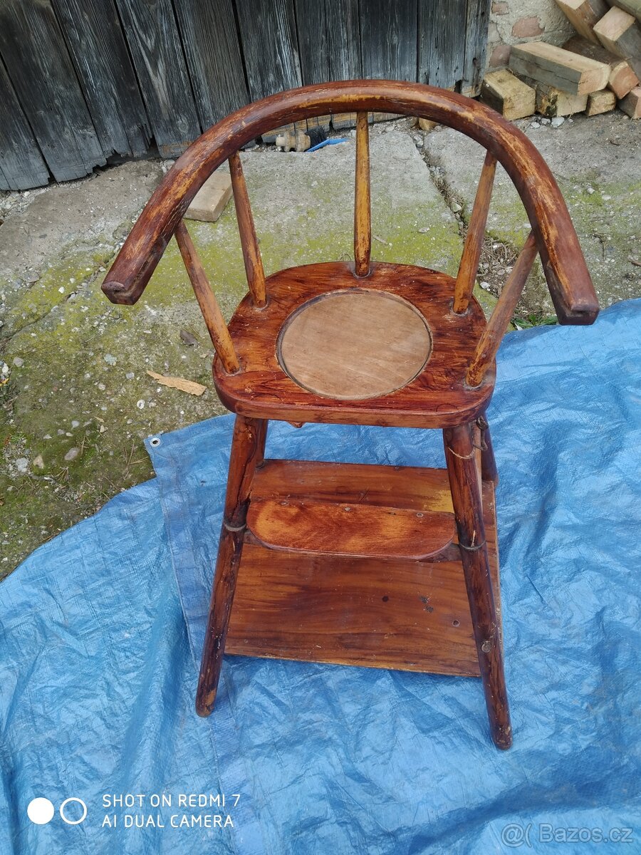 STARÁ DĚTSKÁ JÍDELNÍ STOLIČKA.