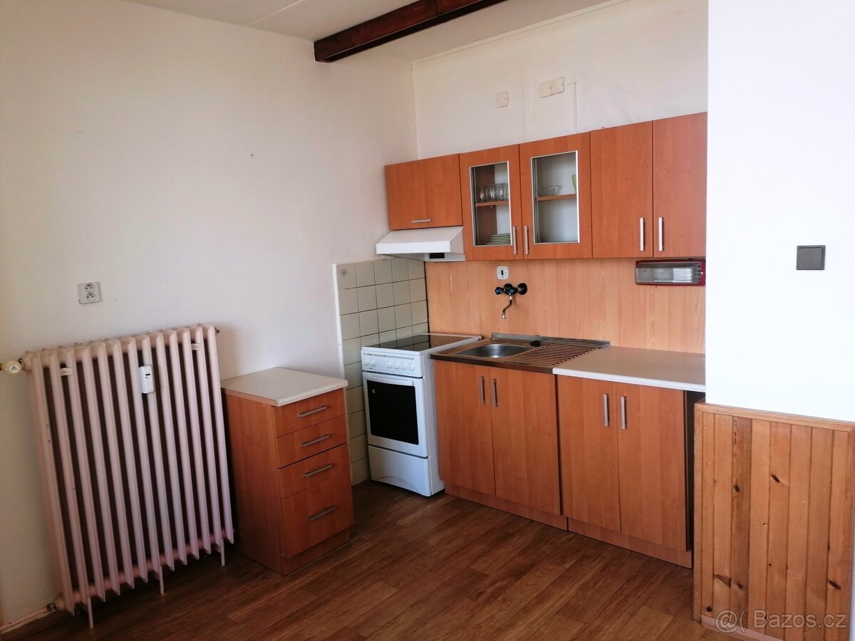 Pronájem bytu 1+1 s balkónem, 36m2 + 3m2 v Poličce, ul. Šver