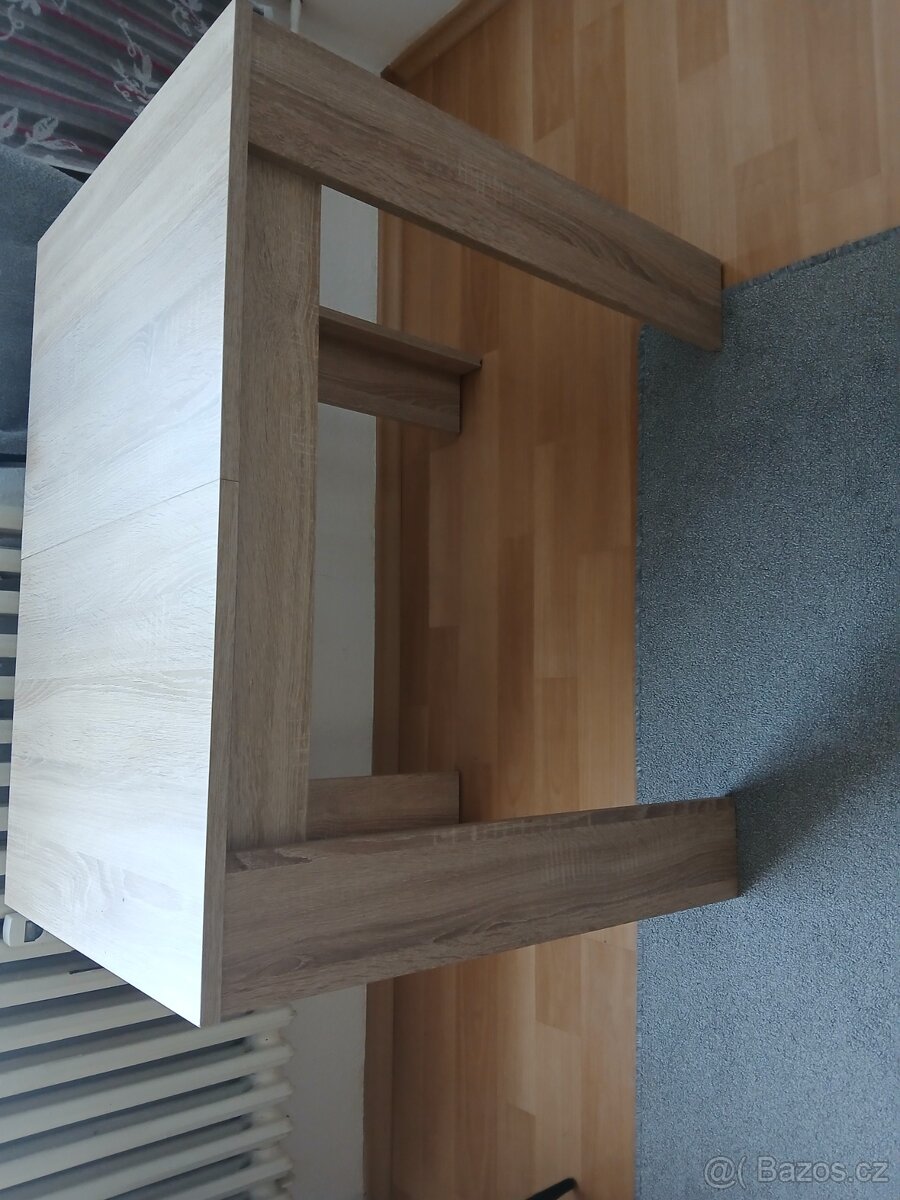 Pěkný jidelni stůl