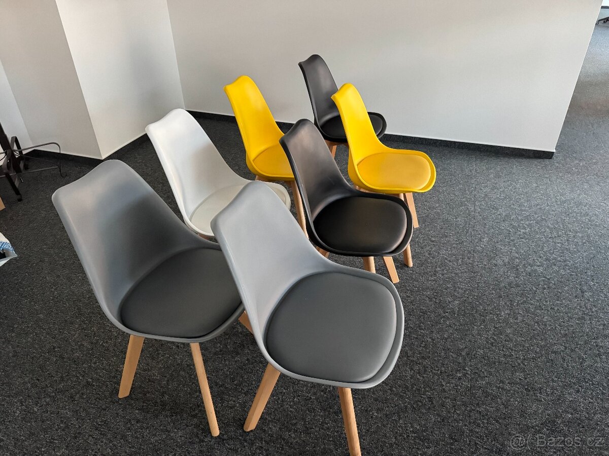 Židle Bonami Essentials Retro s bukovými nohami