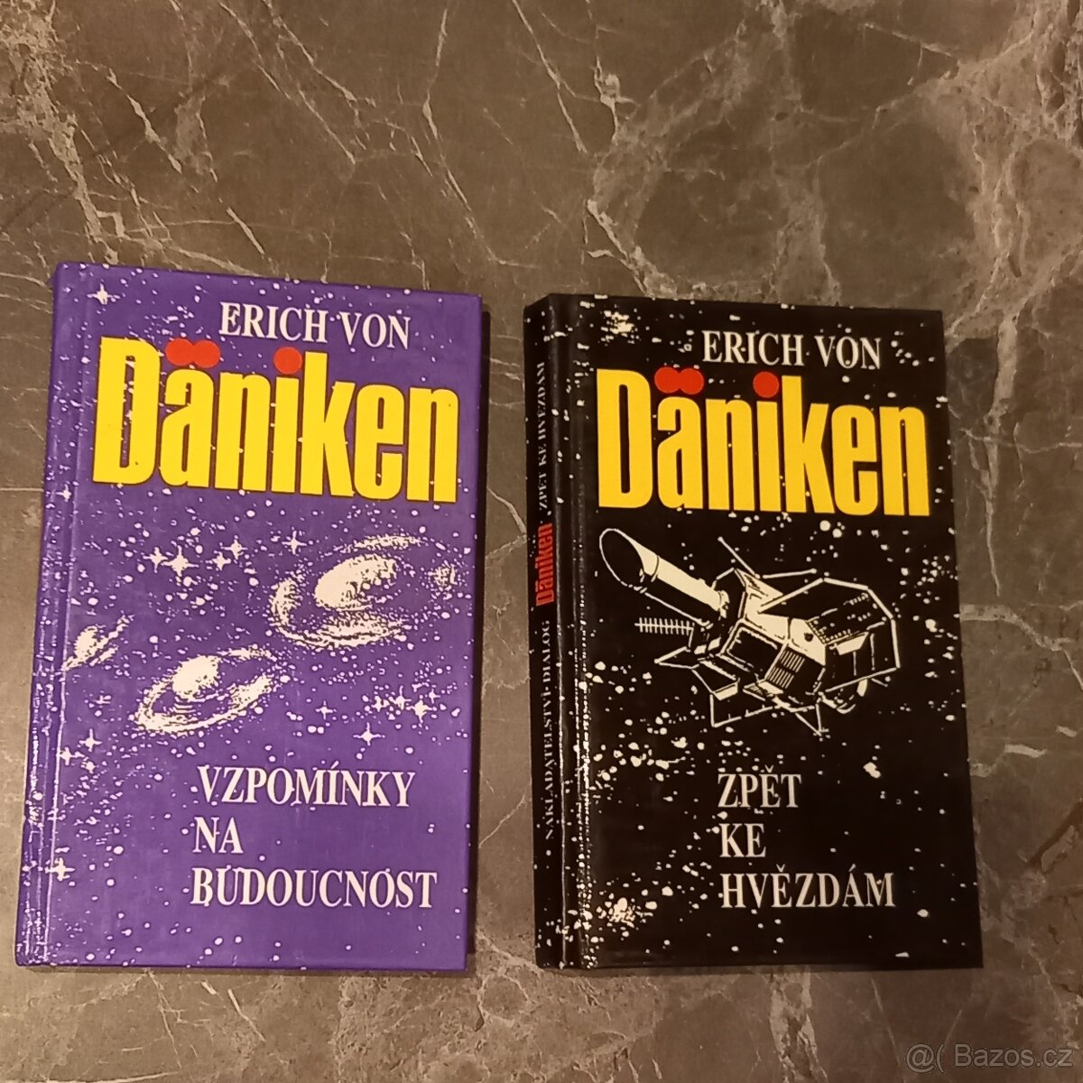 Šest knih dokumenty o UFO