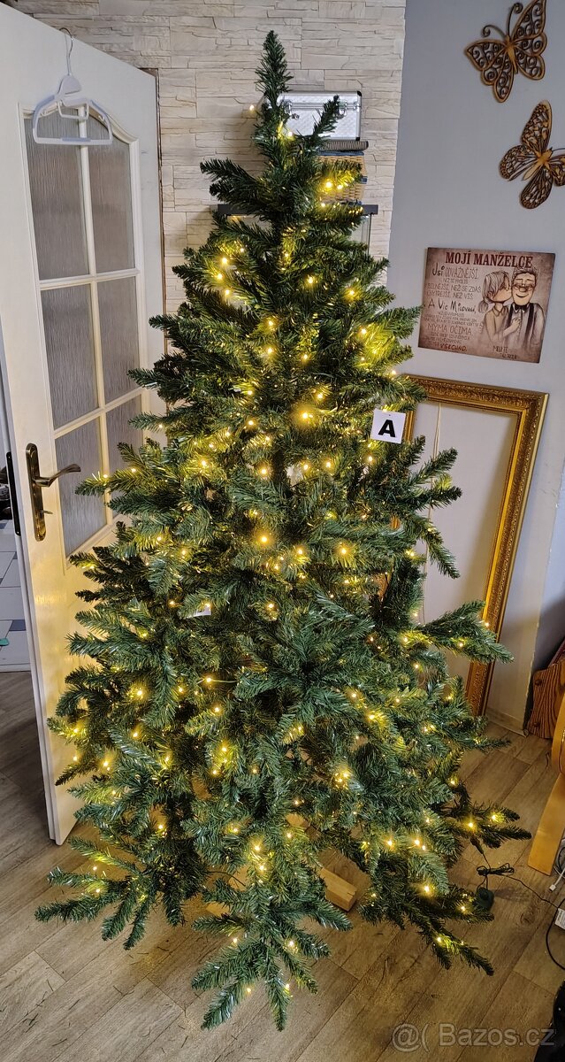 Umělý vánoční stromek s LED osvětlením a dřevěným
