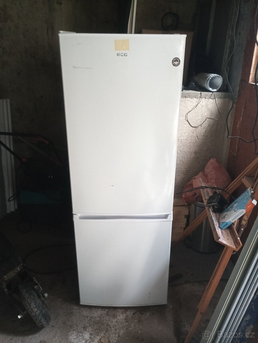 Lednice s mrazákem dole