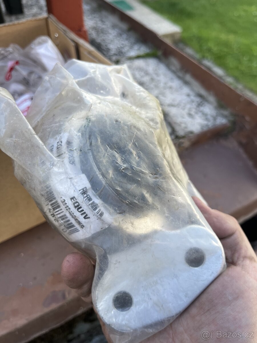 Uložení ramene předního e46