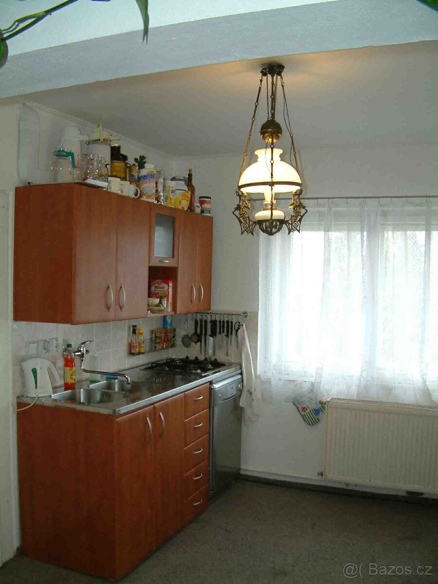 Starožitná lampa na elektriku, z konce 19 století.