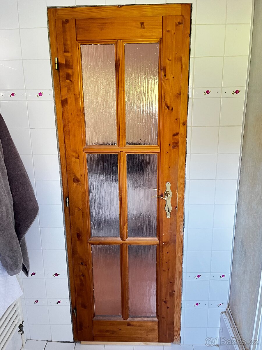Interiérové masivní dveře prosklené