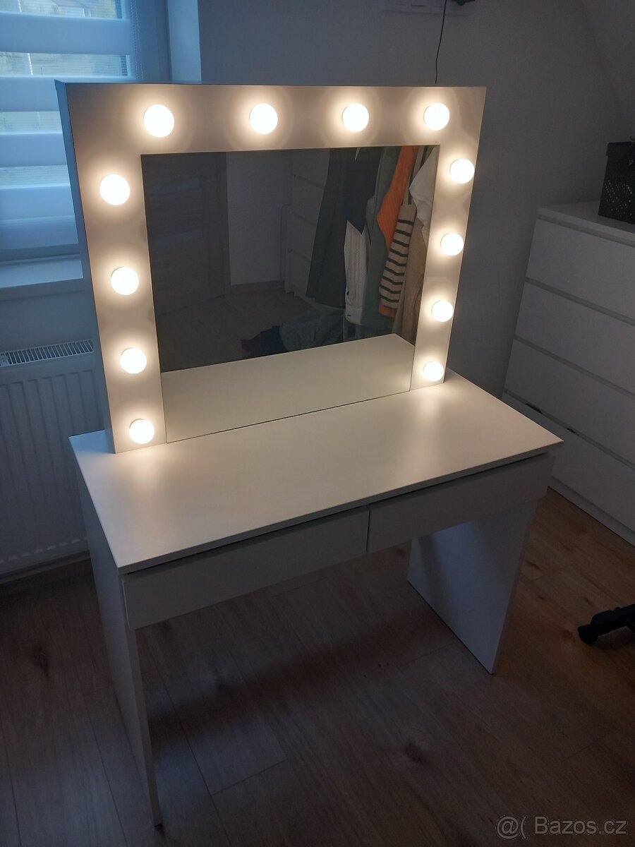 Prodám toaletní stolek s osvětlením