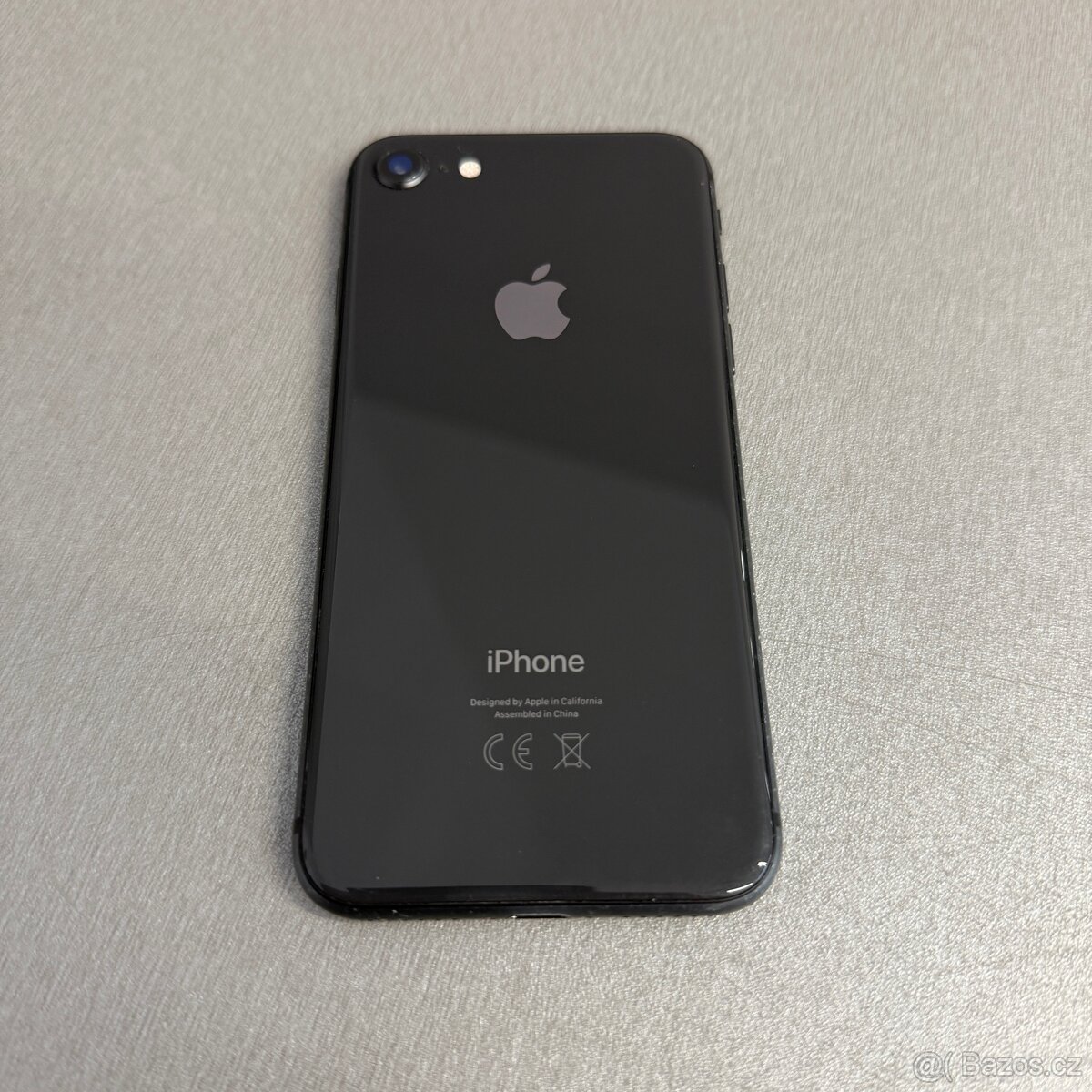 iPhone 8 64GB, pěkný stav, 12 měsíců záruka