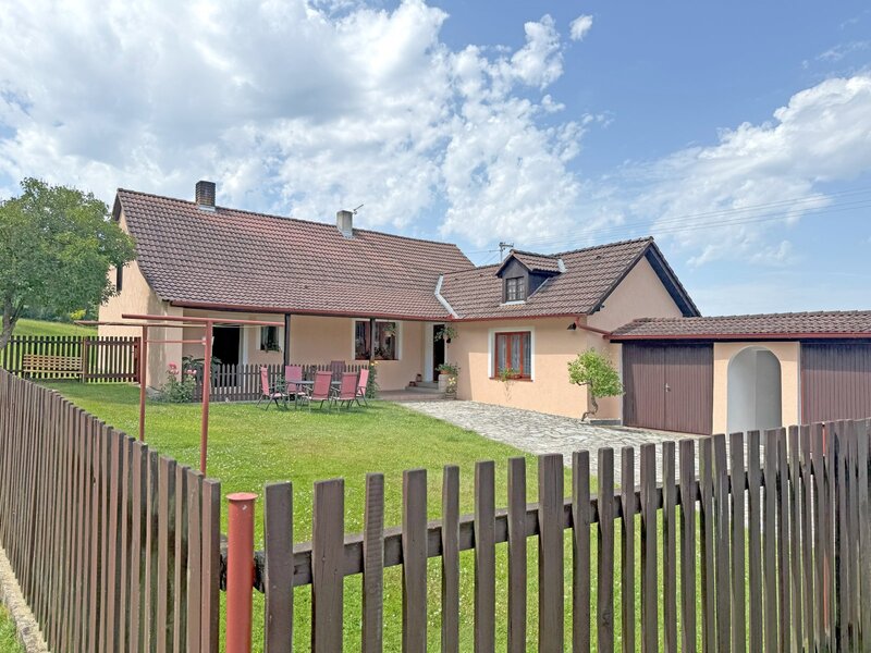 Prodej samostatně stojícího rodinného domu s rozlehlým pozem