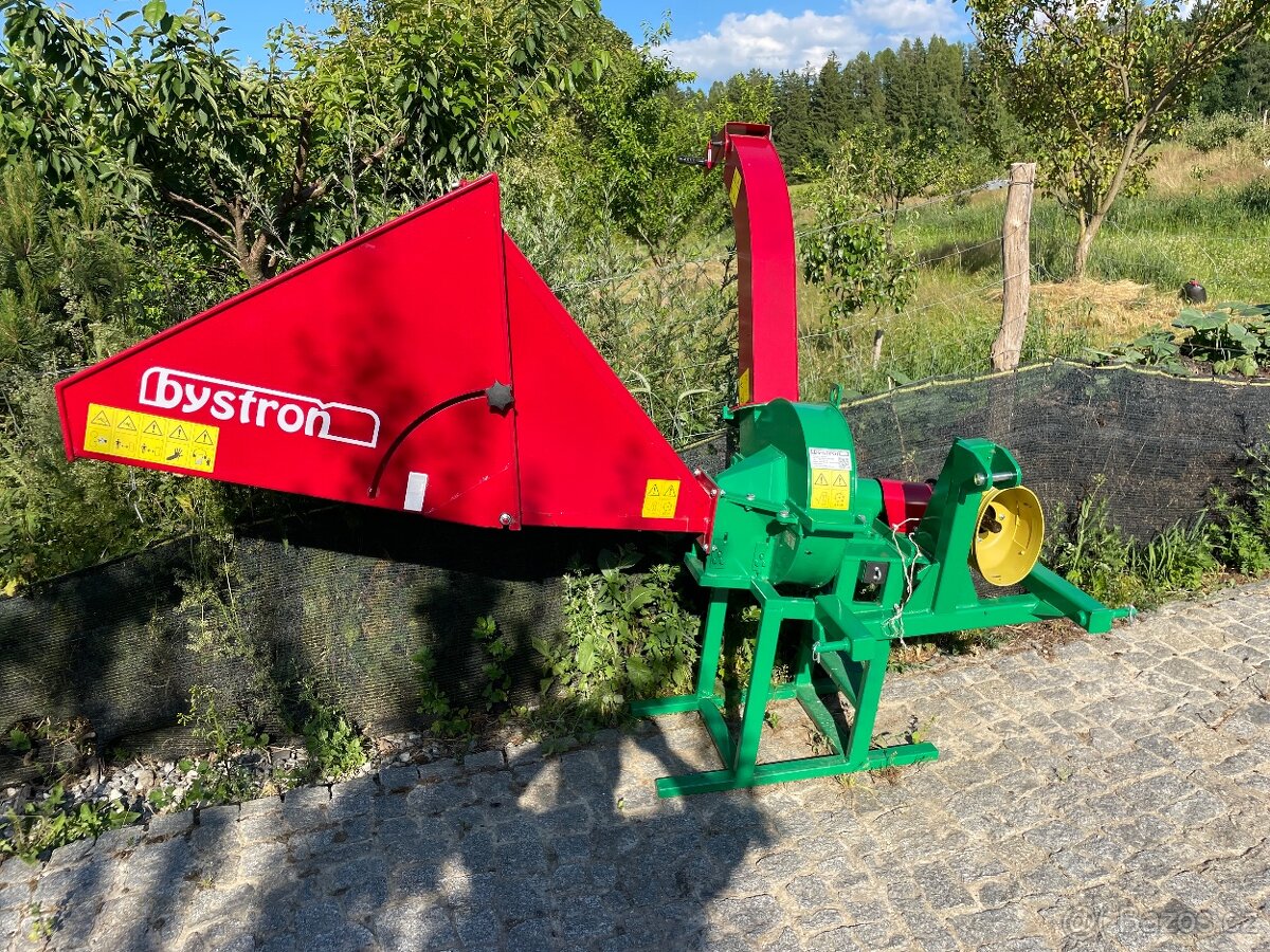 PRODÁM NOVÝ ČESKÝ ŠTĚPKOVAČ BYSTROŇ PIRANA ZA MALOTRAKTOR.