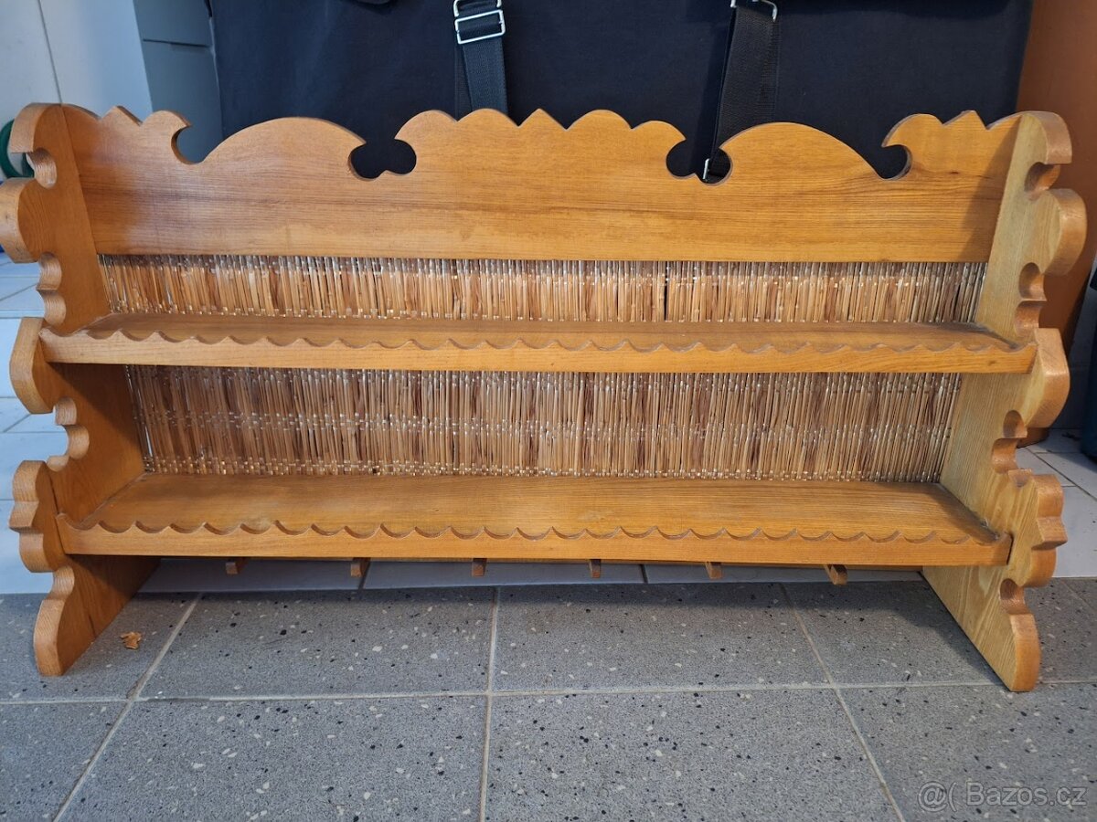 Dřevěná vyřezávaná police (+ lidová keramika)