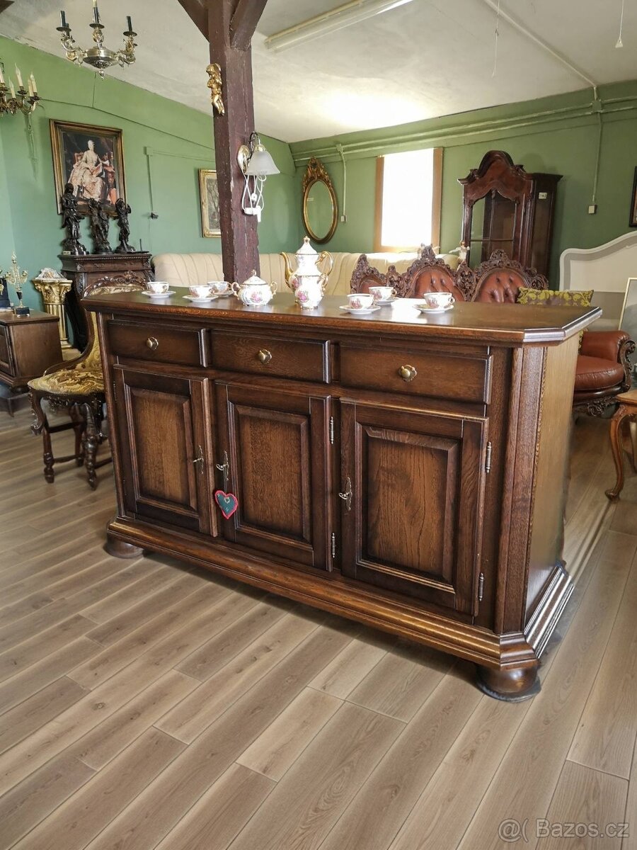 Dubová komoda s policemi a šuplíky.