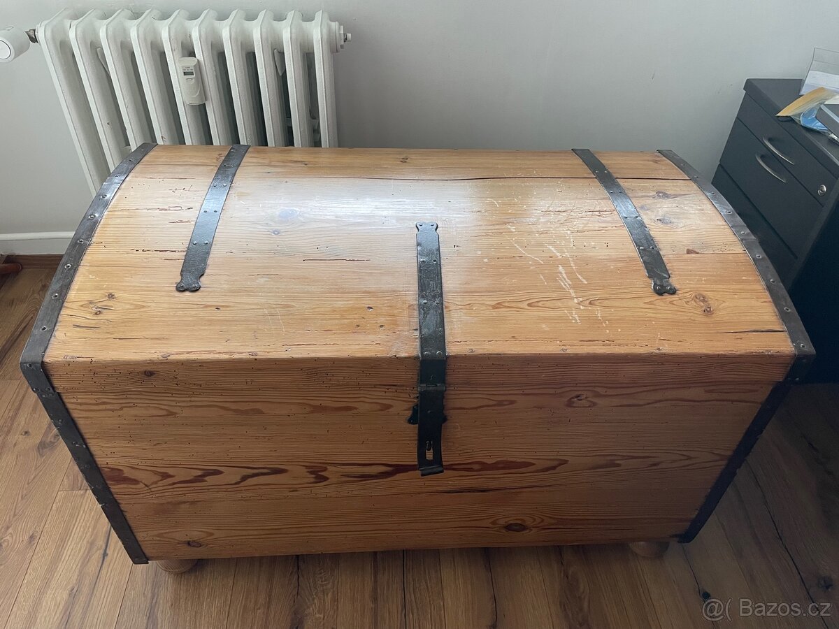 Dřevěná truhla s kováním české výroby