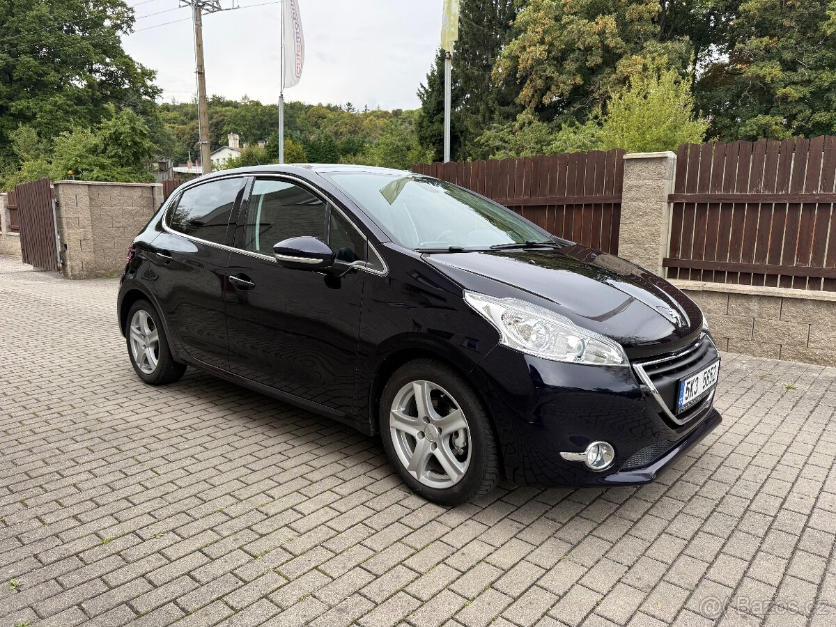 PEUGEOT 208 1,2i 60KW,KLIMA,NAVI,PANORAMA,103000KM