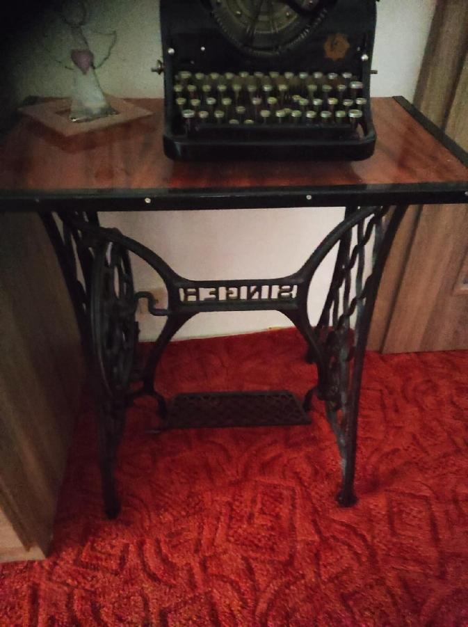 starý stůl od šicího stroje