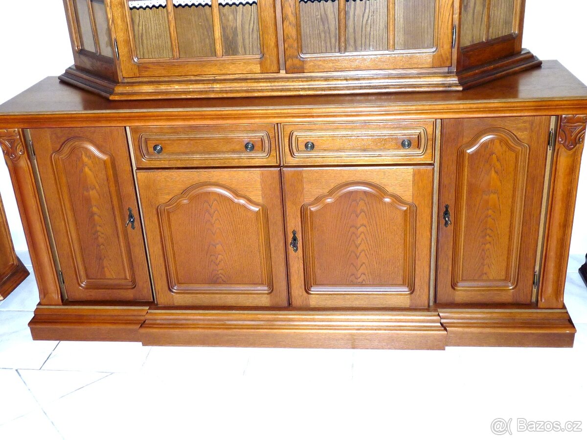 rustikální čtyřdveřová komoda se šuplíky