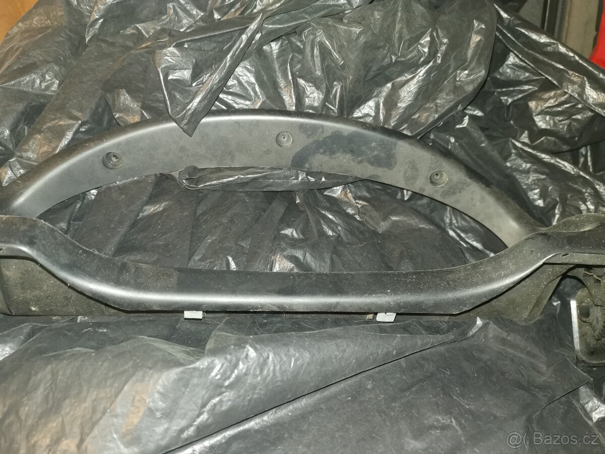 Peugeot 406 rámeček s výdechy kolem budíků