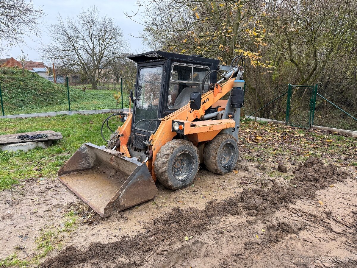 Smykový nakladač UNC 060