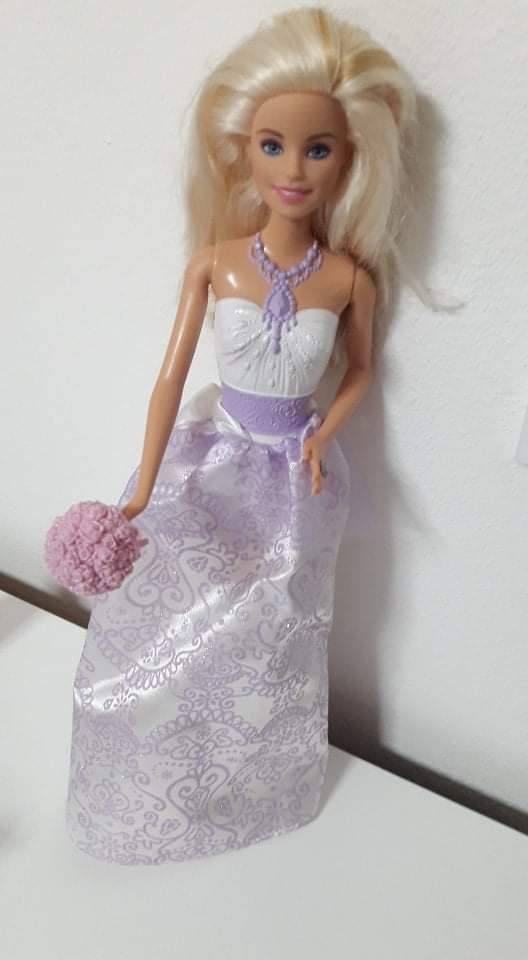 Panenka Barbie v šatech