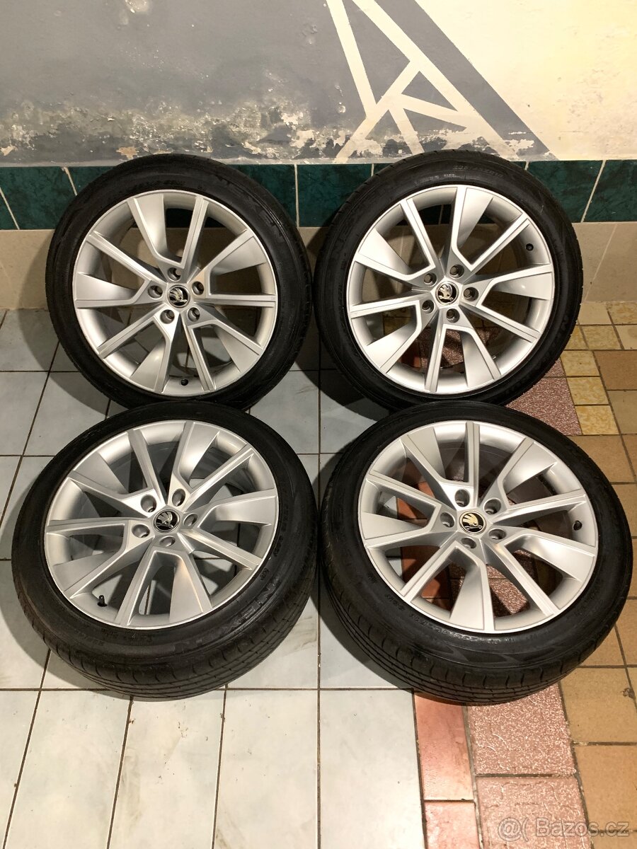 Alu kola Škoda R18 5X112 LETNÍ PNEU 235/45 R18 SUPERB SCOUT