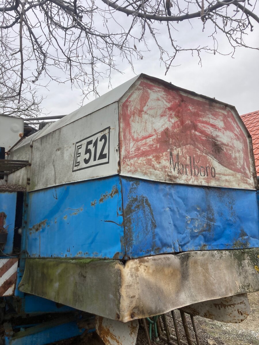 Kombajn e512 nahradí díly