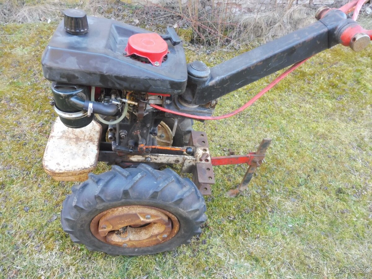 prodám malotraktor vari systém s mnoha nářadím a přísluš.
