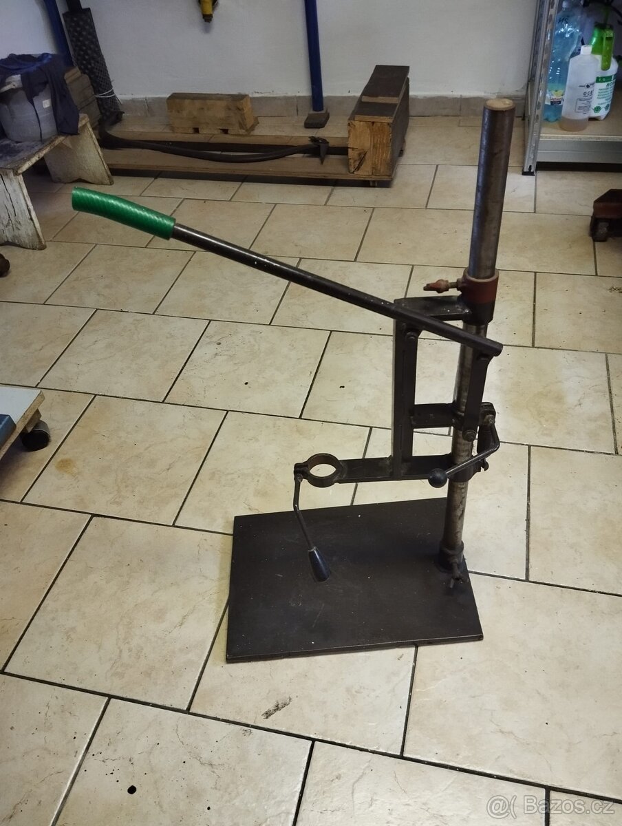 Držák na ruční vrtačku