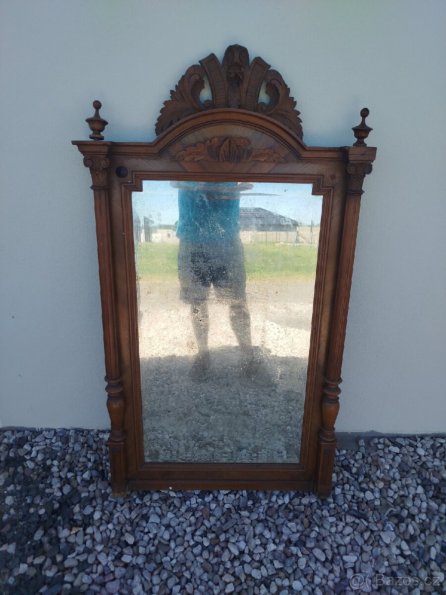 Starožitnost Německé zrcadlo vyřezávané velice hezké