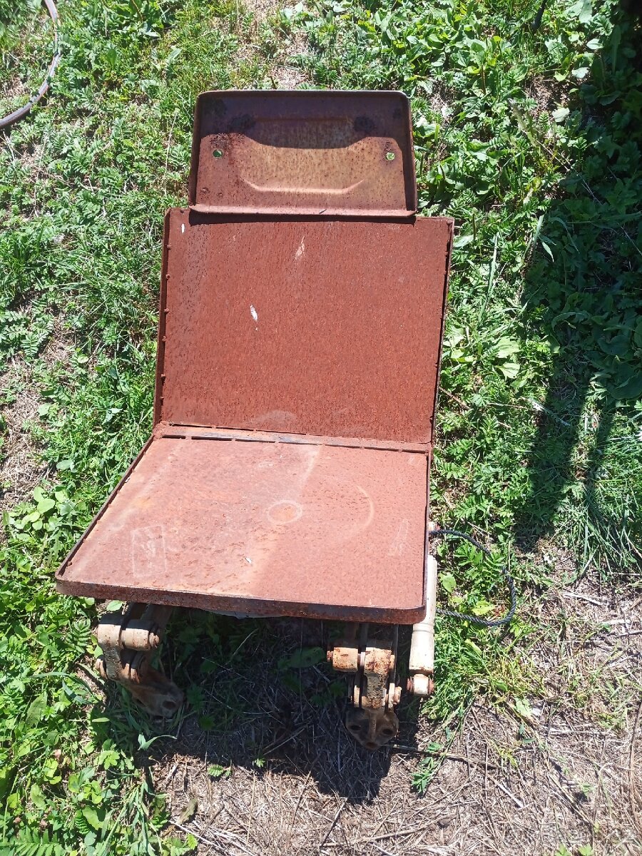 Sedačka Zetor URI