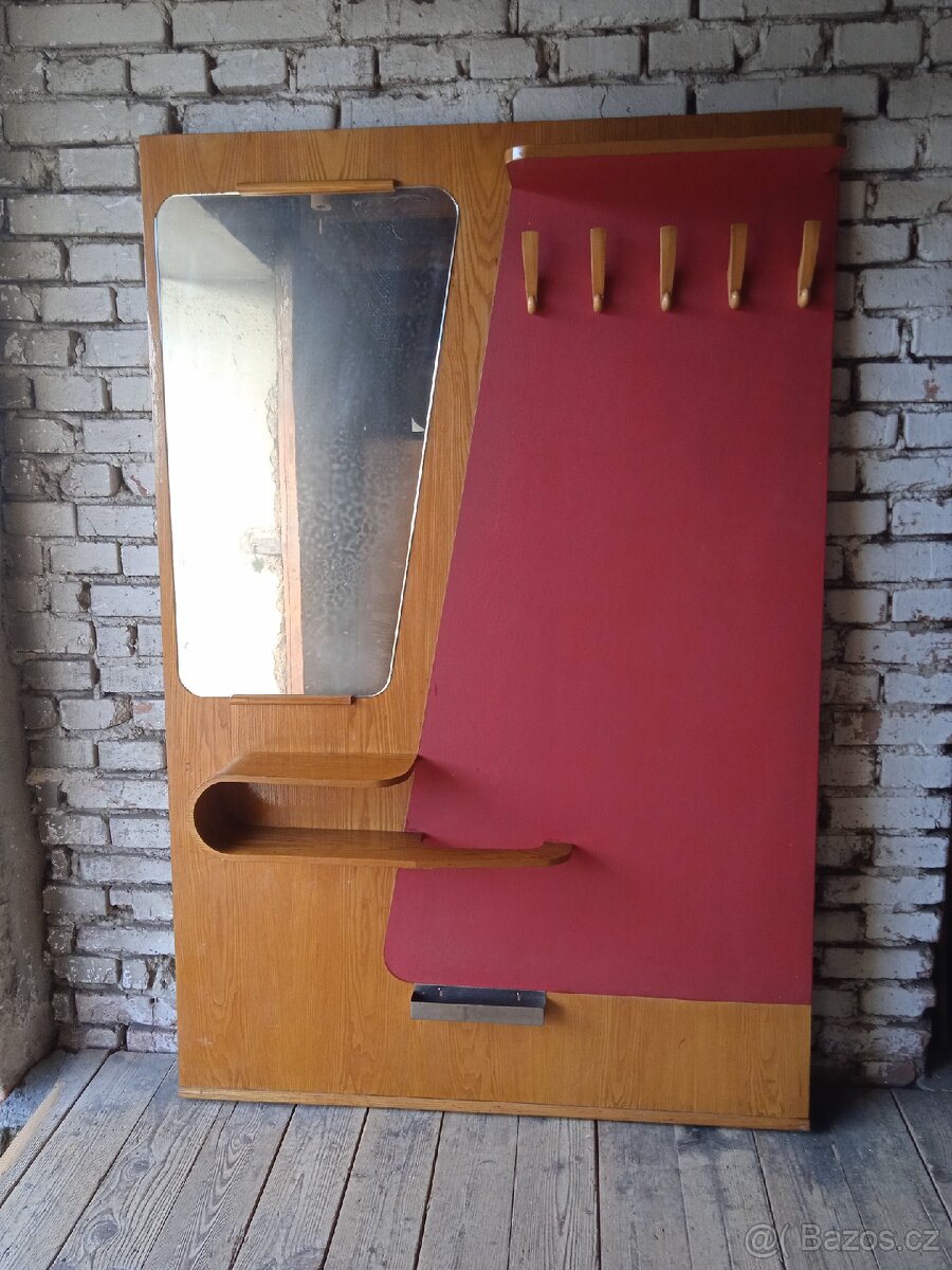 Vesakova stena, Holesov, Volak