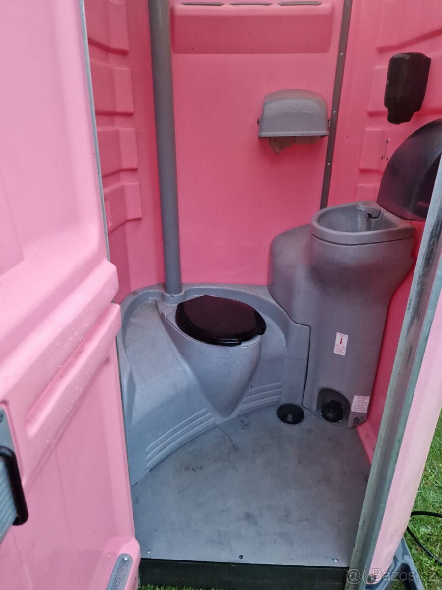 Mobilní wc s umyvadlem a vodou