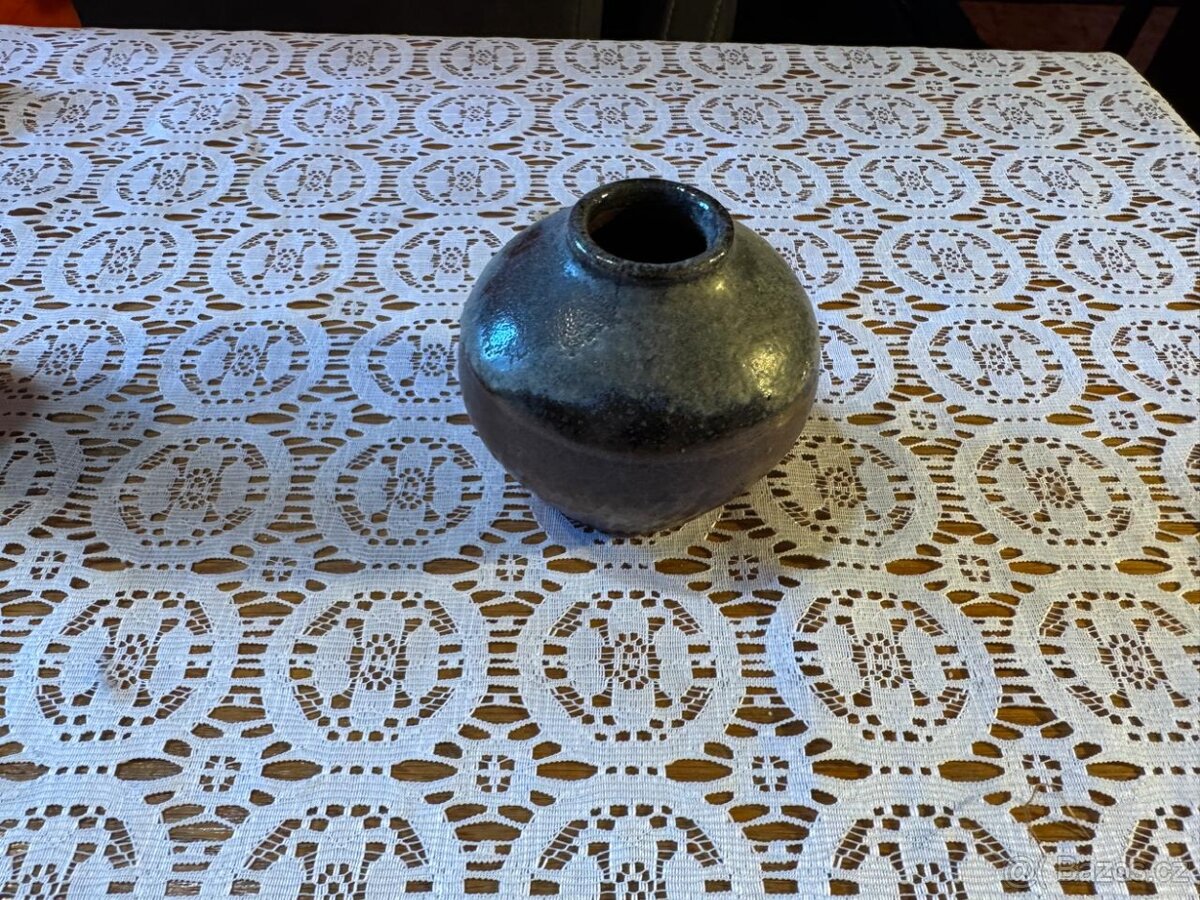 Designová keramická váza tvaru "koule"