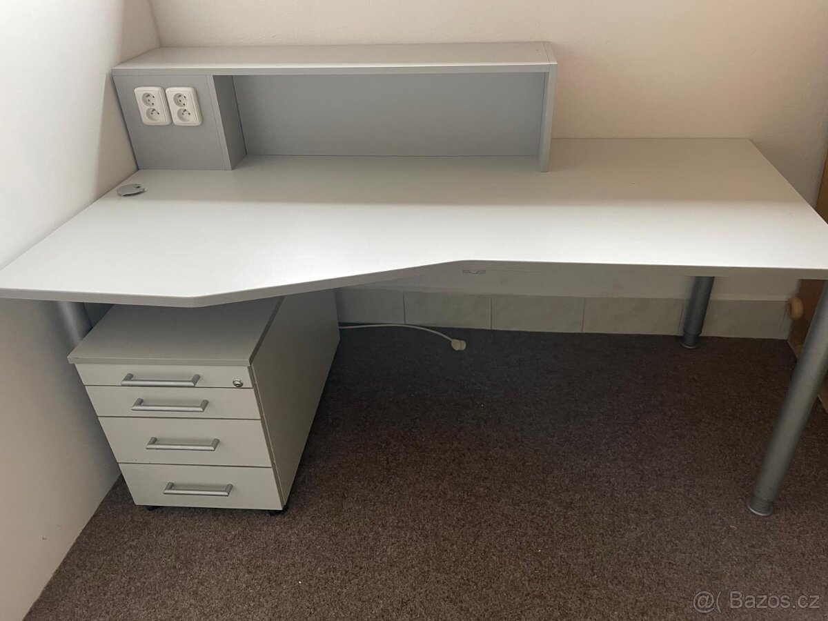 Kancelářské stoly