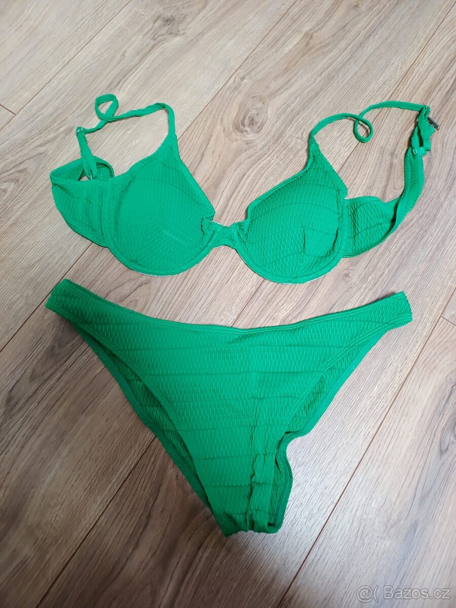 Nové dvoudílné plavky L