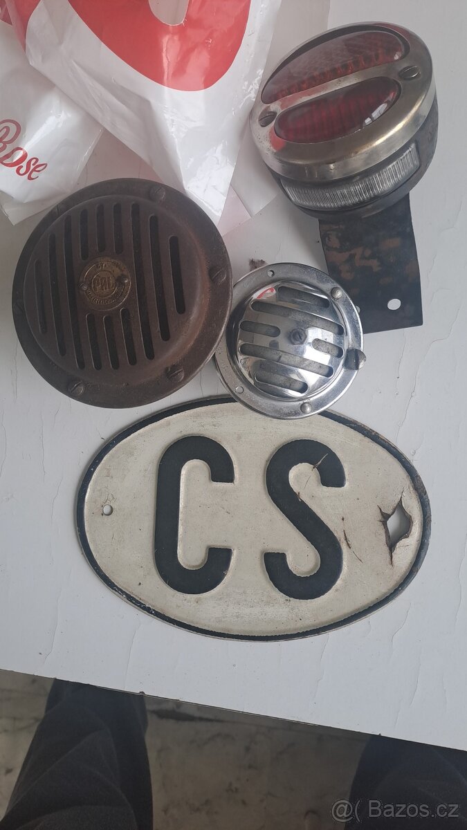 Různé staré věci.