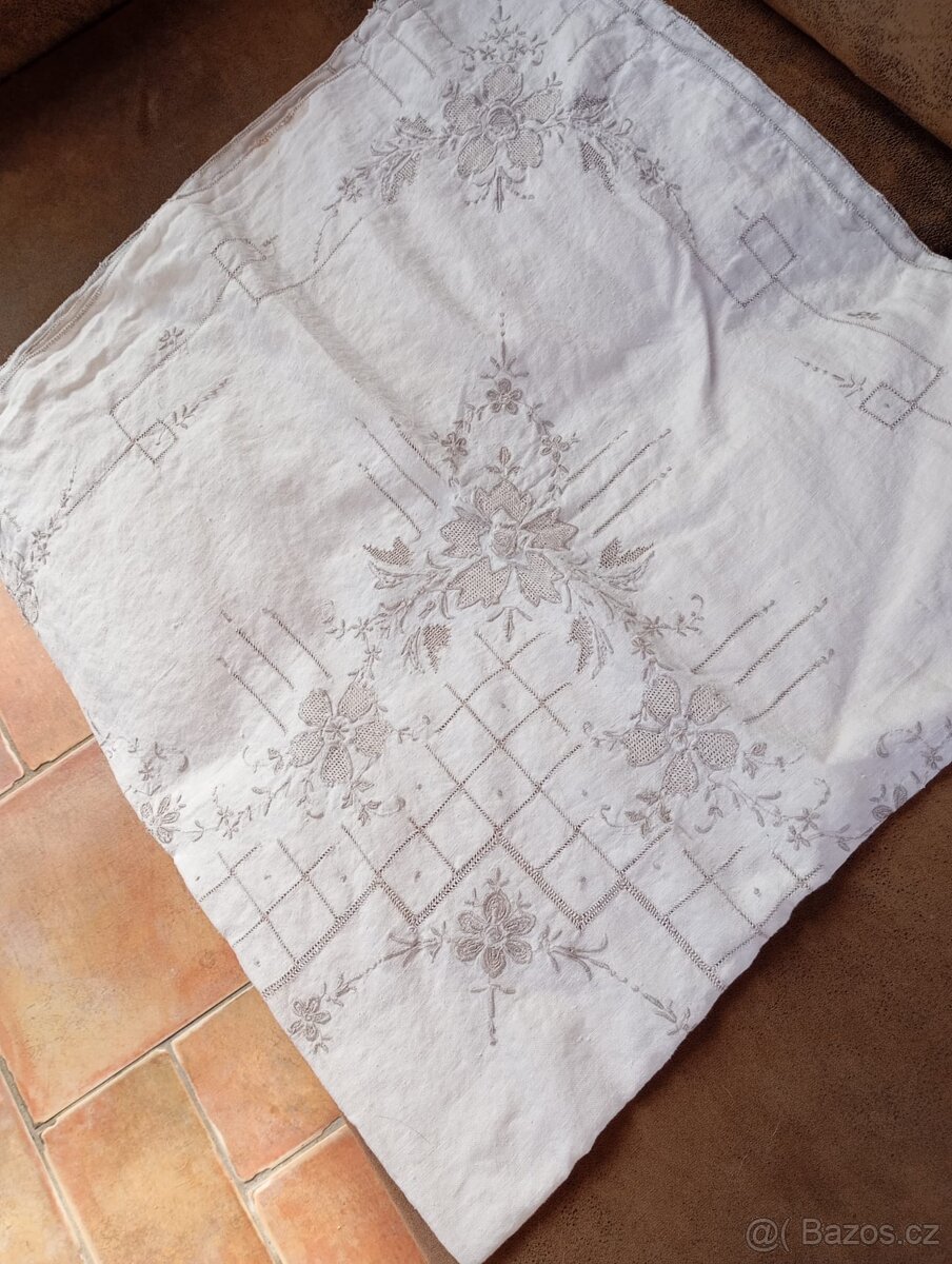 Ručně vyšívany ubrus