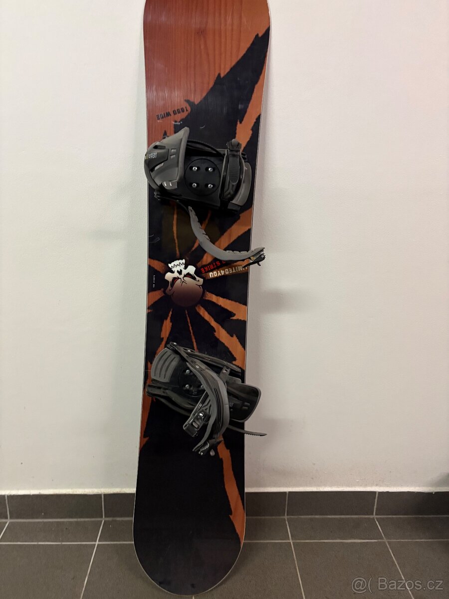 Snowboard s vázáním