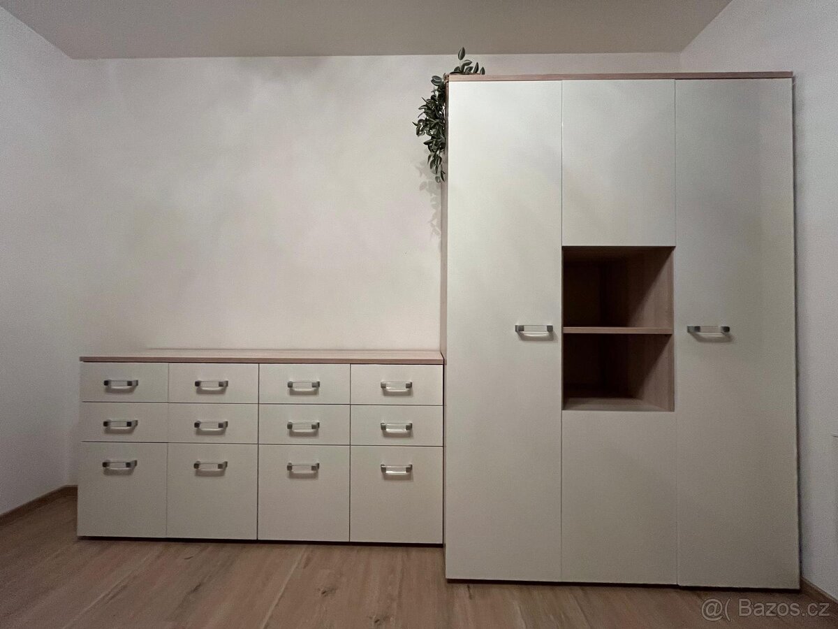 Šatní skříň se dvěma komodami