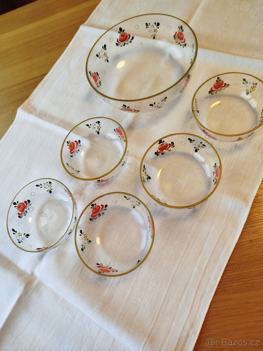 staré ručně malované skleněné misky