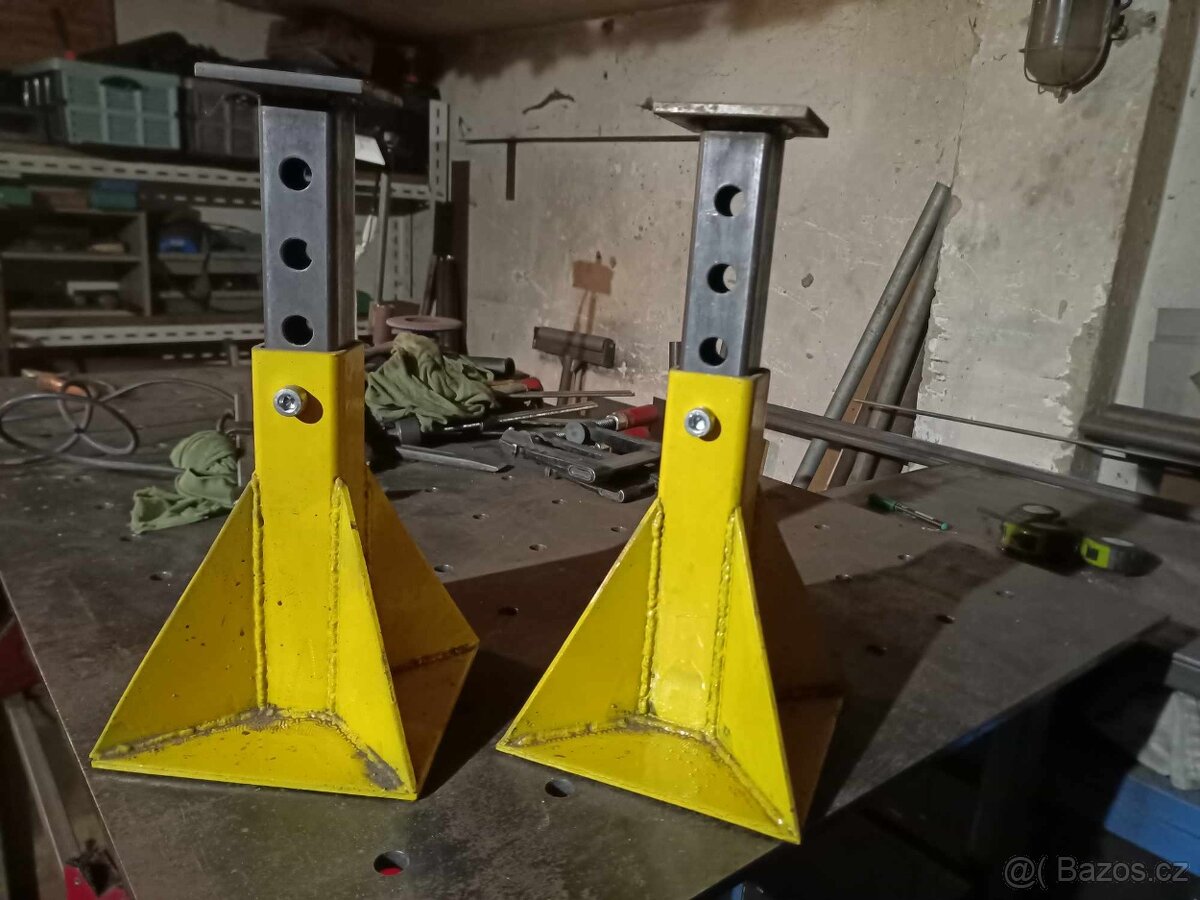 Stojny kozy pod auto