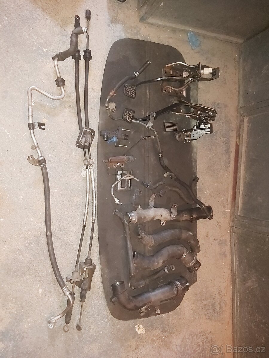 plynový,spojkový pedál, toyota avensis t 25