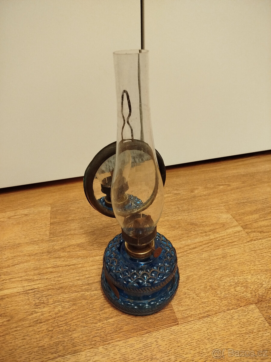 starožitná lampa petrolejová