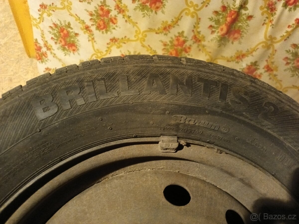 Pneu s plechovými disky 185/65 r14 z Fiatu