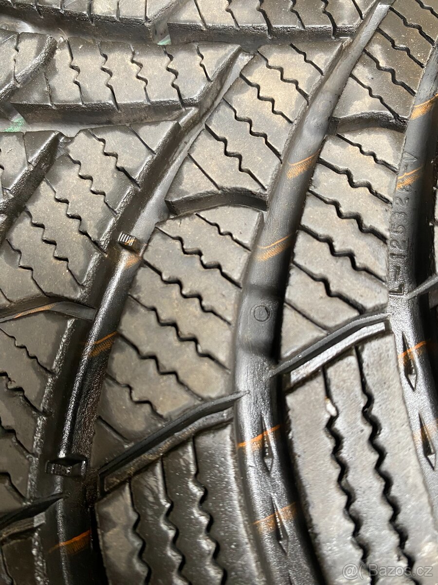 Semperit Speed-Grip 5, 215/55 R17 zimní pneu