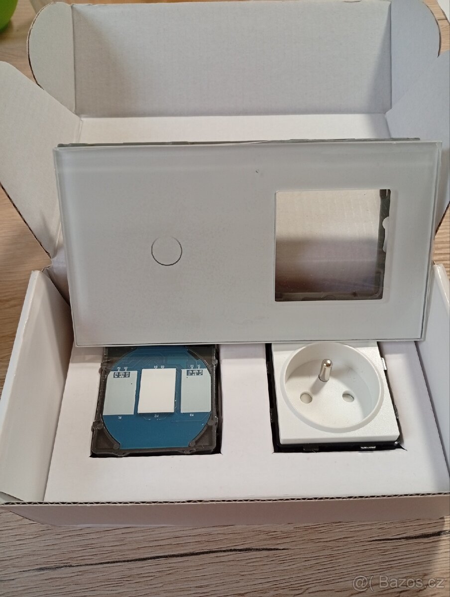 novy dotykovy vypinac se zasuvkou