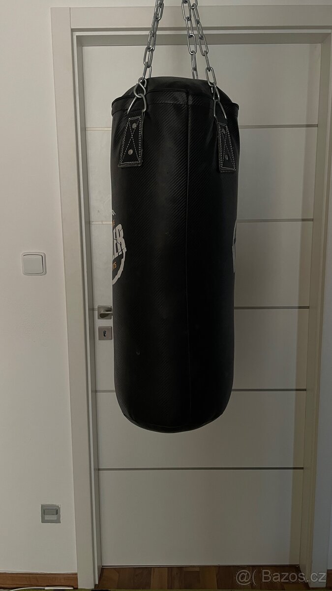 Boxovací pytel se železnou konstrukcí