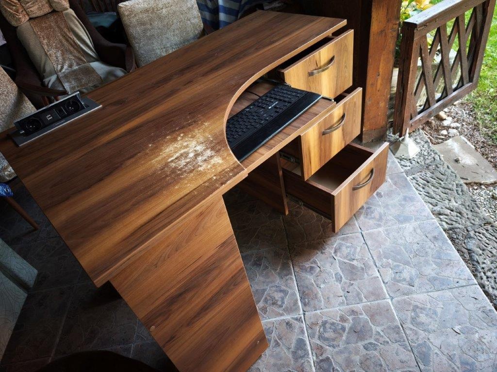 Prodám PC stůl / stůl na počítač