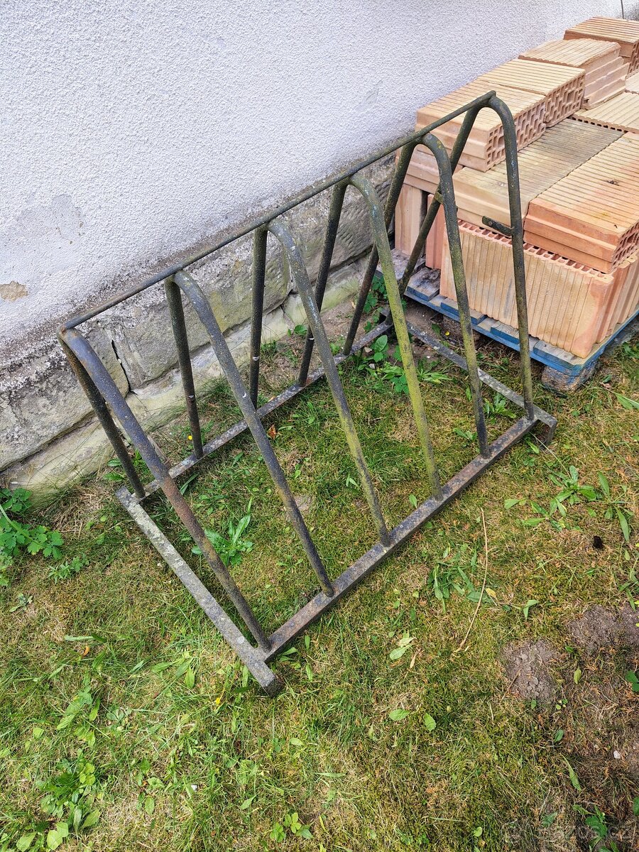 Stojan na jízdní kola - oboustranný, 5 a více kol